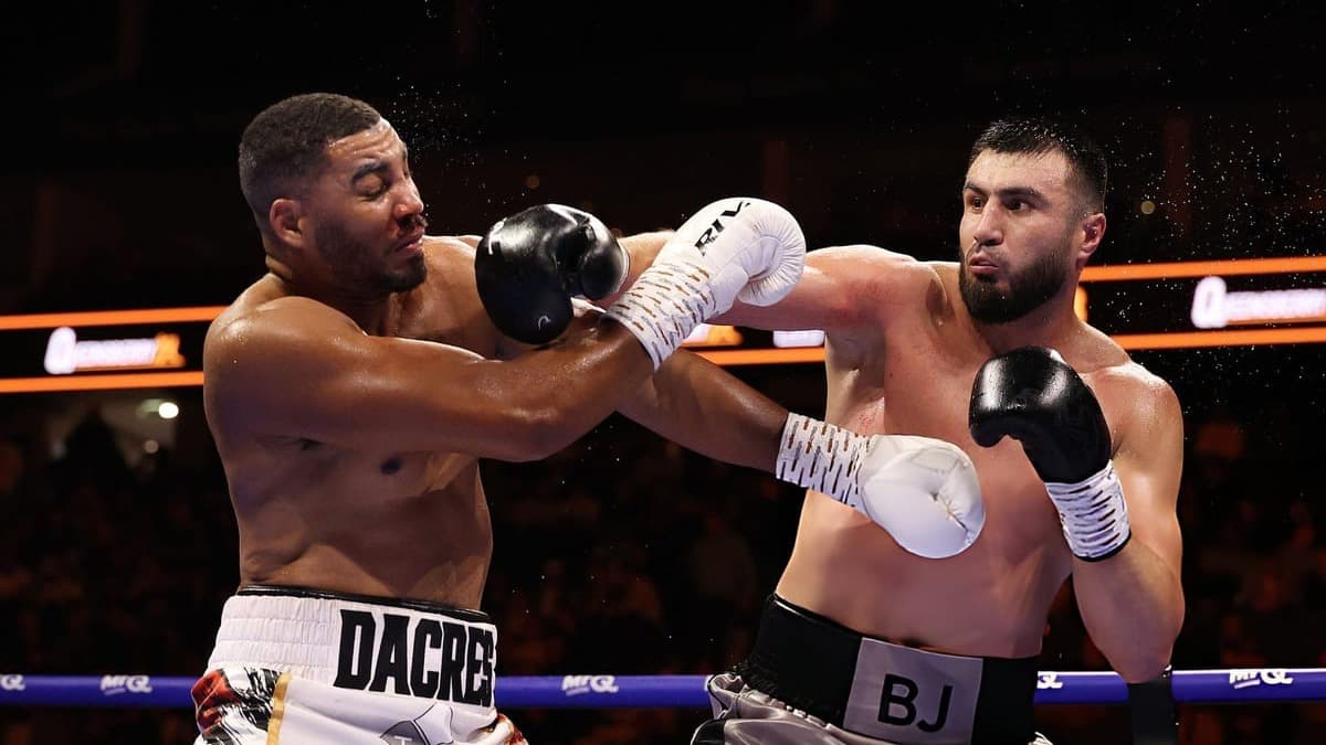 O‘zbekistonlik superog‘ir vaznli bokschi Bahodir Jalolov Buyuk Britaniya poytaxti Londondagi muhtasham “O2 Arena” majmuasida navbatdagi professional jangini …